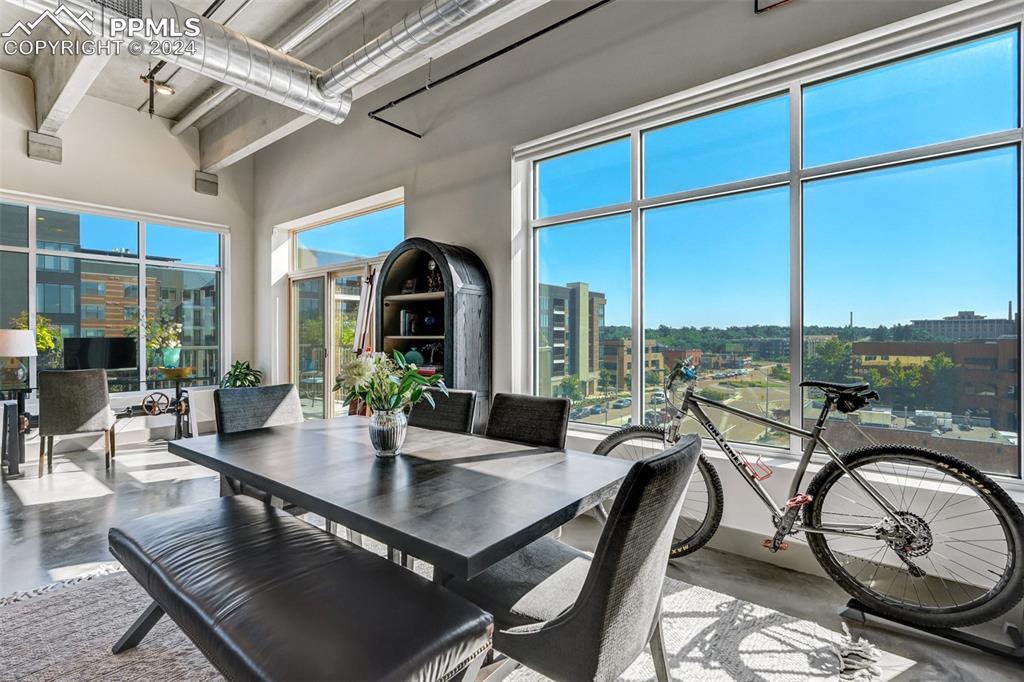 Image 16 of 50: Dining Area