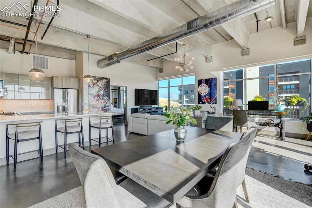 Image 5 of 50: Dining Area