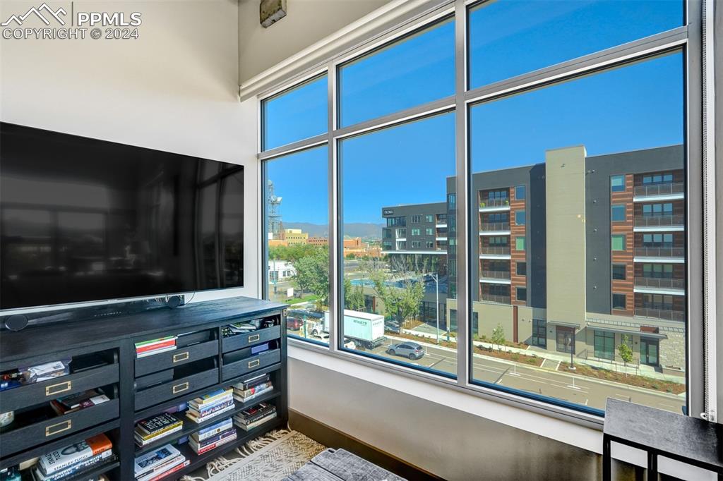Image 8 of 50: Living Room