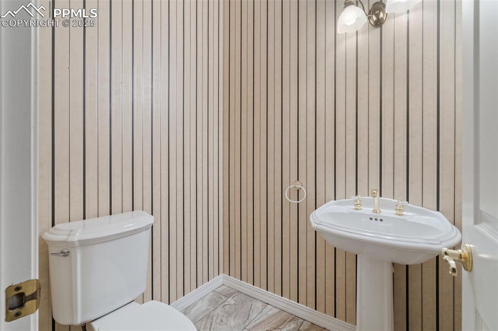 Image 16 of 48: Bathroom