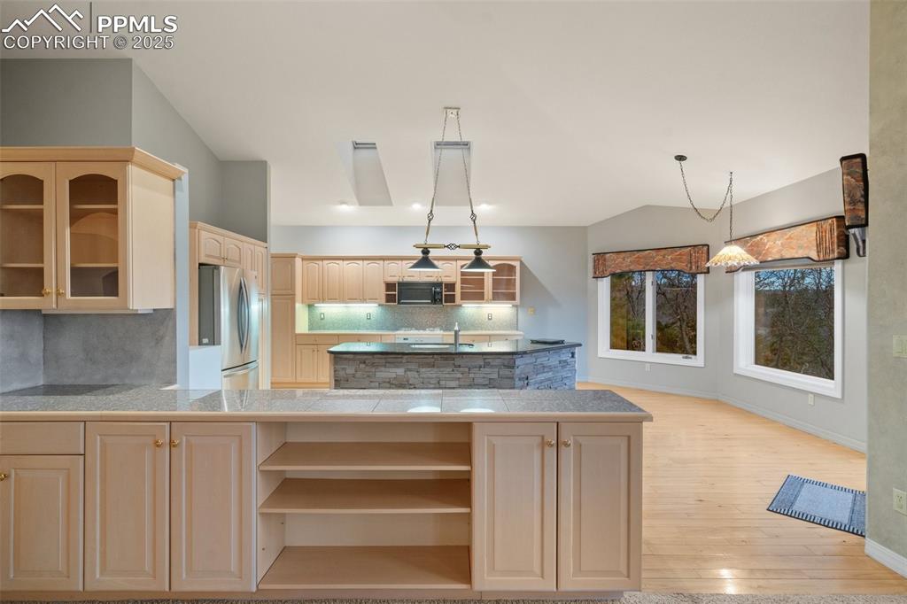 Image 17 of 48: Kitchen