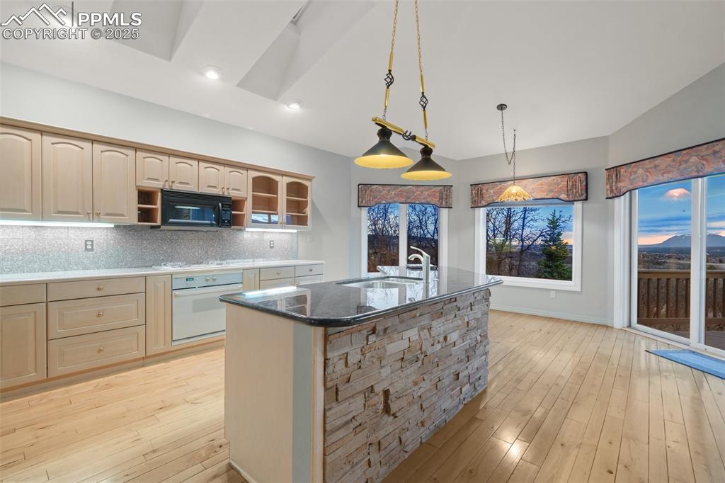 Image 19 of 48: Kitchen