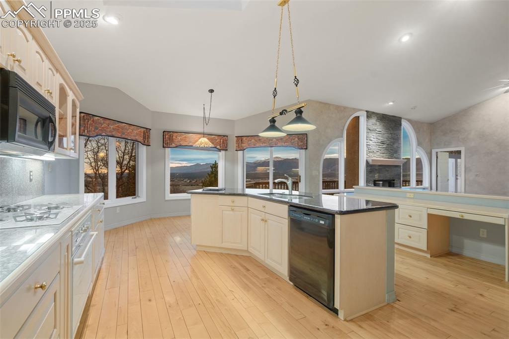 Image 20 of 48: Kitchen