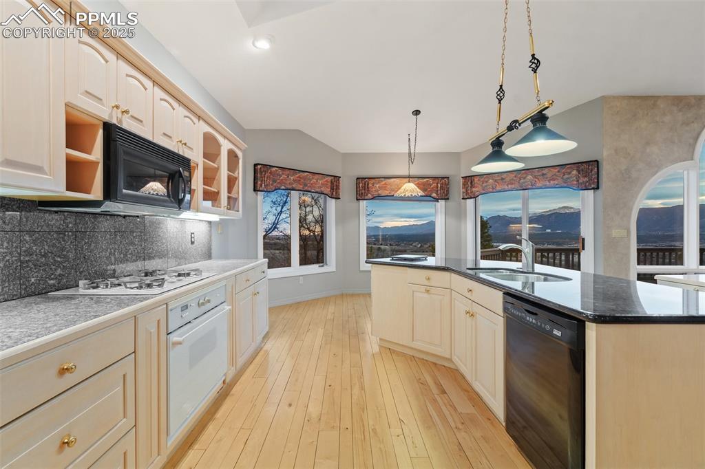 Image 21 of 48: Kitchen