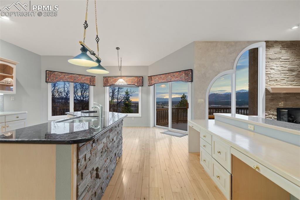 Image 22 of 48: Kitchen