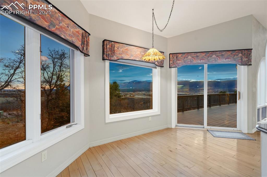 Image 23 of 48: Dining Area