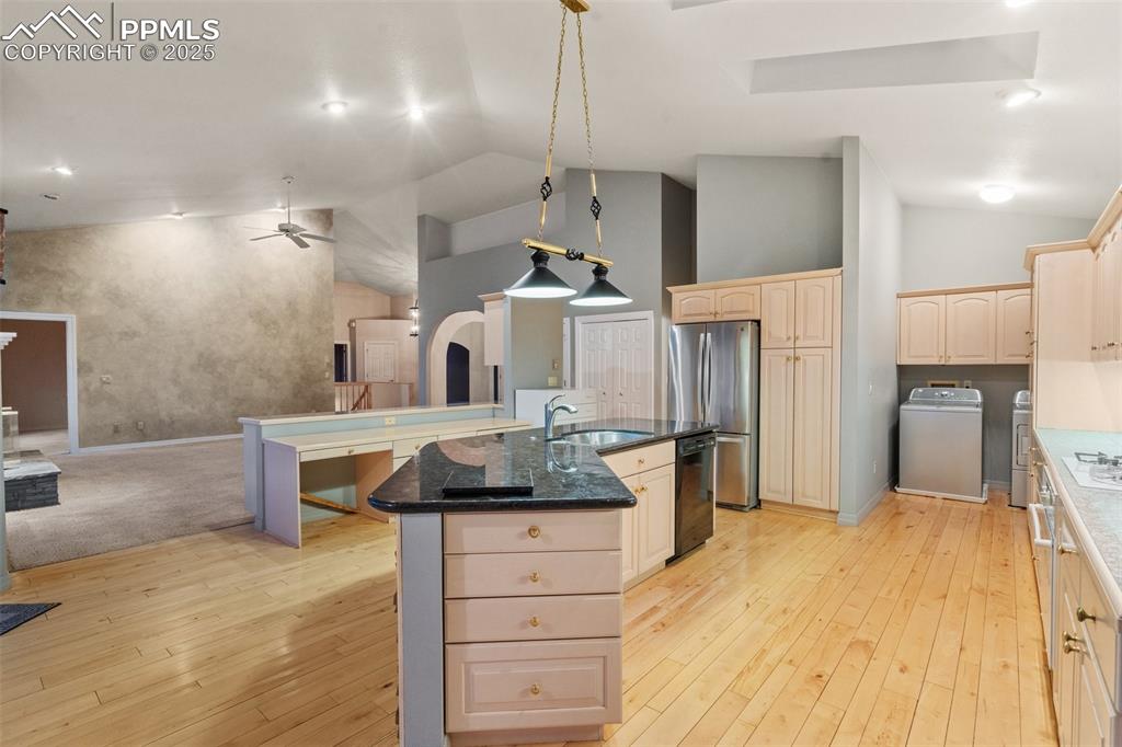 Image 24 of 48: Kitchen