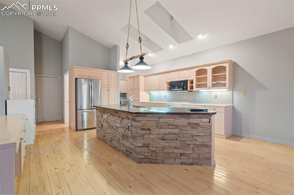 Image 25 of 48: Kitchen