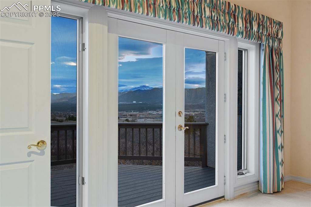 Image 31 of 48: Entry