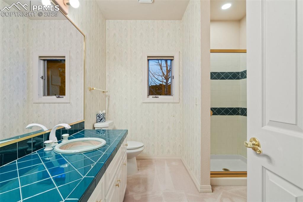 Image 37 of 48: Bathroom