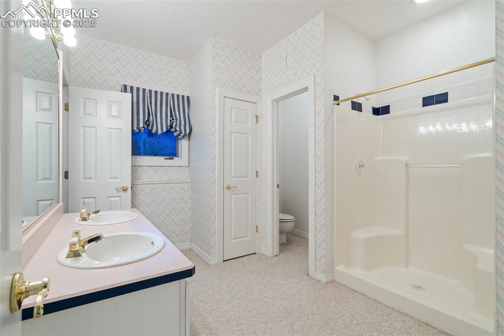 Image 42 of 48: Bathroom