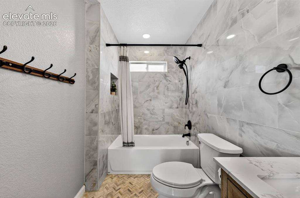 Image 21 of 41: Main floor bath