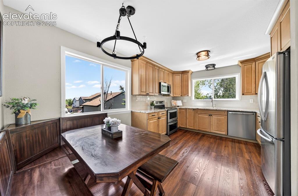 Image 6 of 41: eat-in kitchen