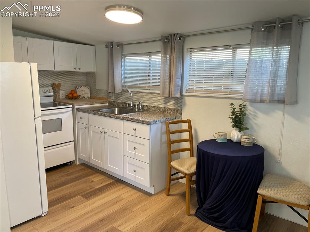 Image 15 of 30: Cottage Eat-in Kitchen