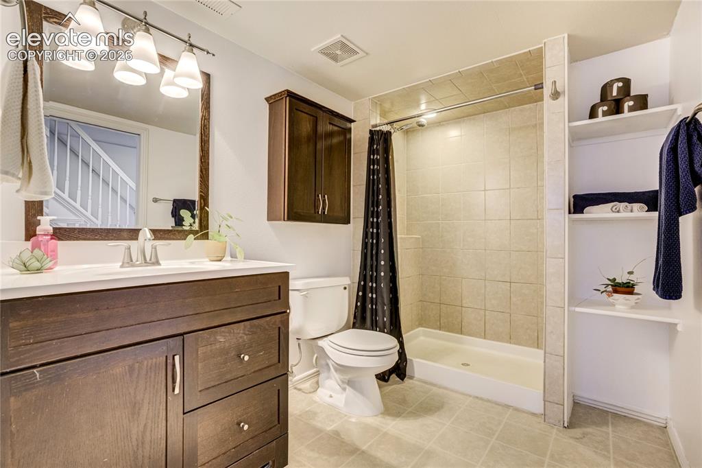 Image 34 of 39: Bathroom