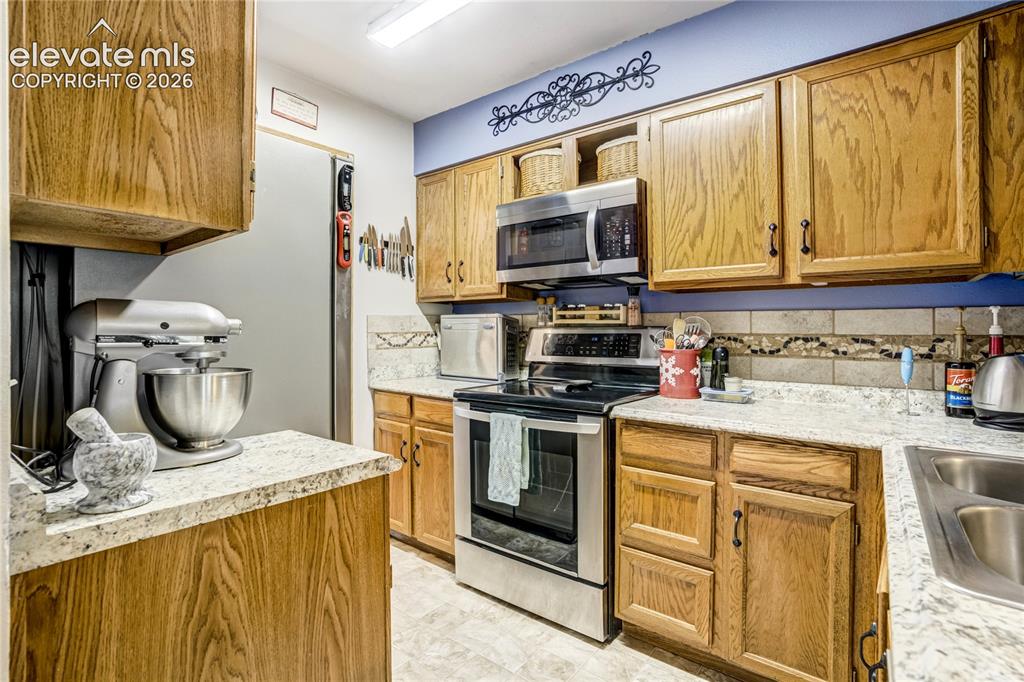 Image 4 of 39: Kitchen