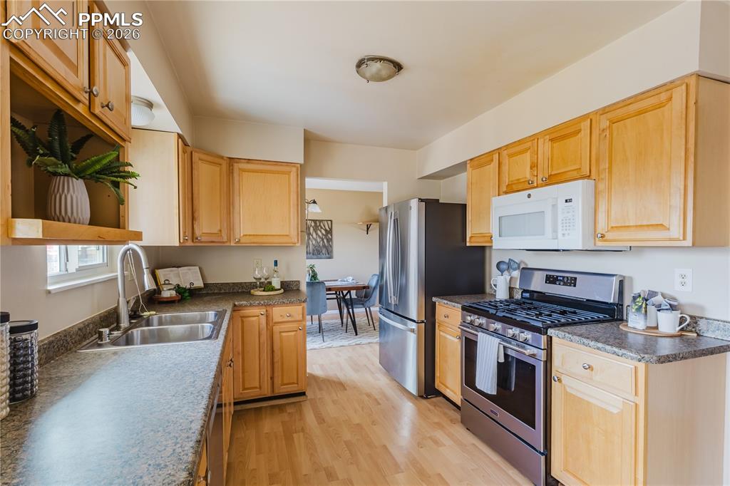 Image 11 of 26: Kitchen