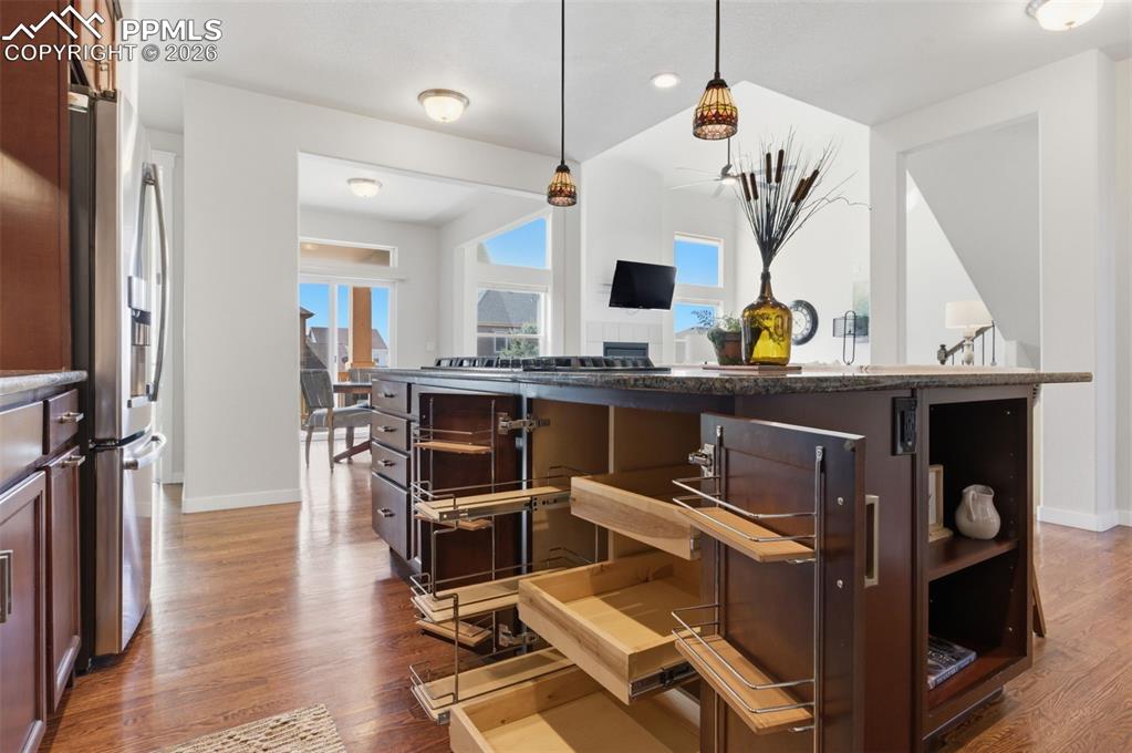 Image 10 of 50: Kitchen