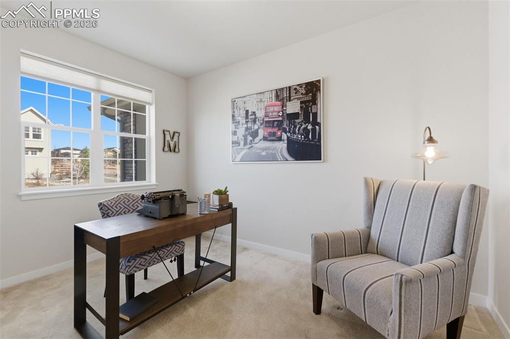 Image 16 of 50: Office