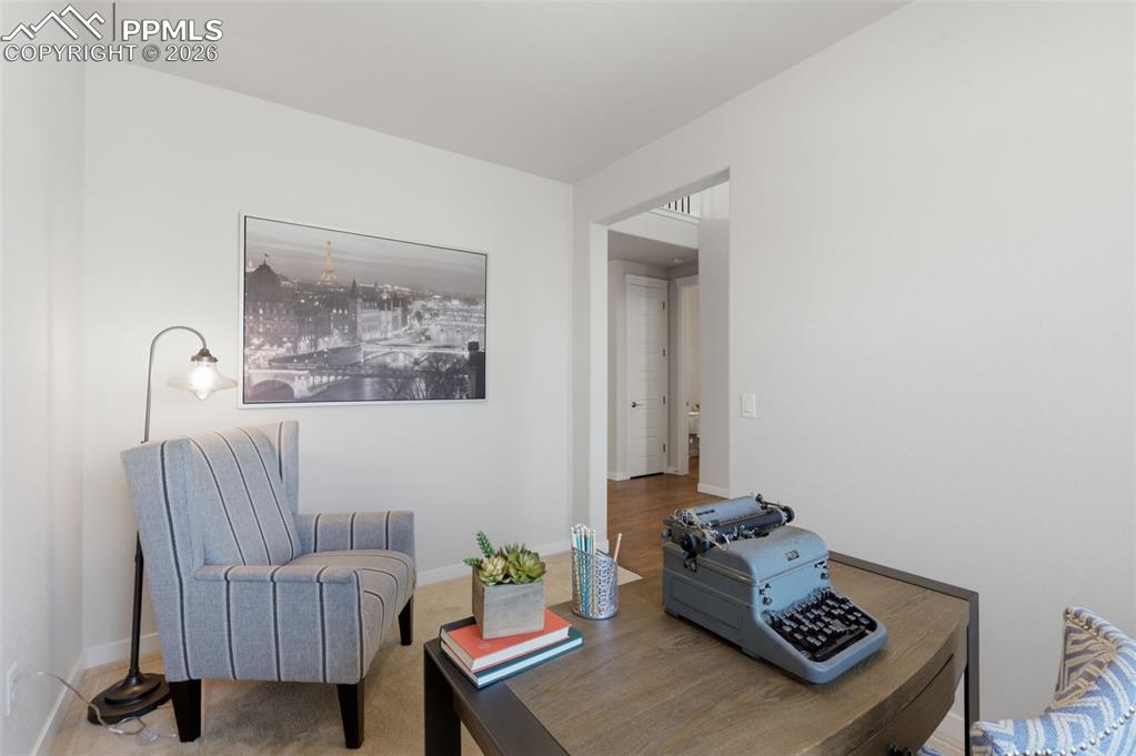 Image 17 of 50: Office