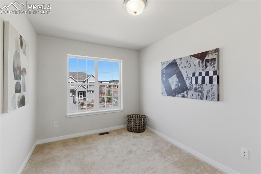 Image 26 of 50: Bedroom