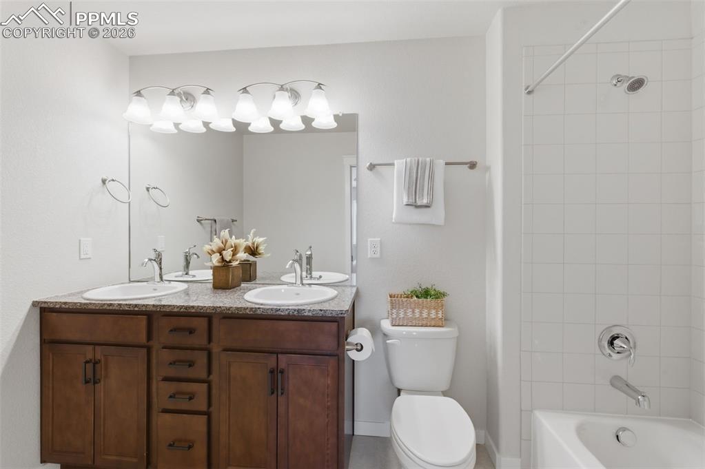 Image 29 of 50: Bathroom