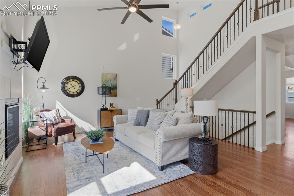 Image 3 of 50: Living Room