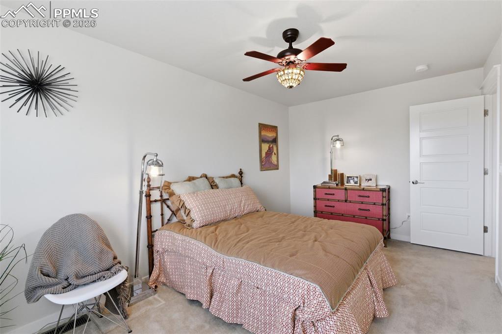 Image 31 of 50: Bedroom