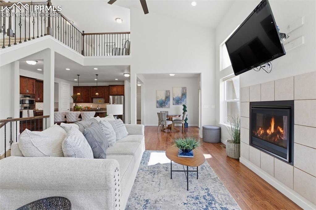 Image 4 of 50: Living Room