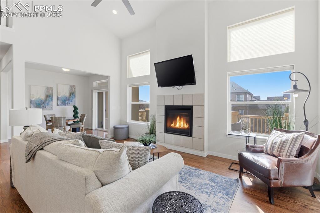 Image 5 of 50: Living Room