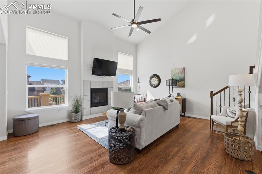 Image 6 of 50: Living Room