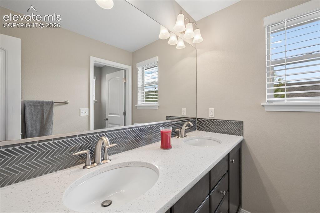Image 16 of 32: Bathroom