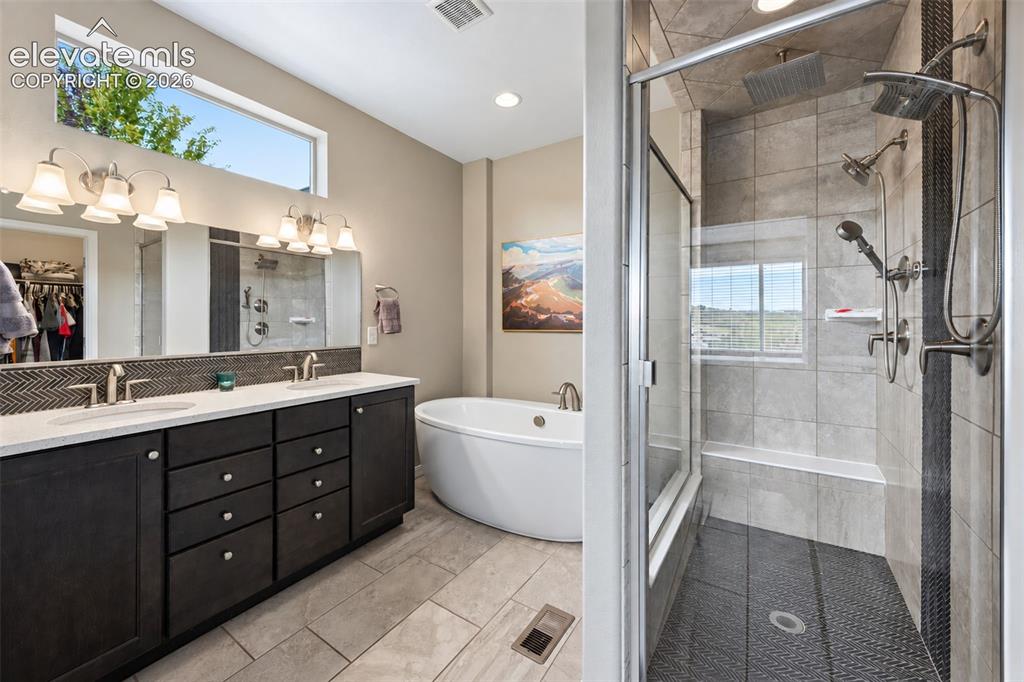 Image 17 of 32: Bathroom