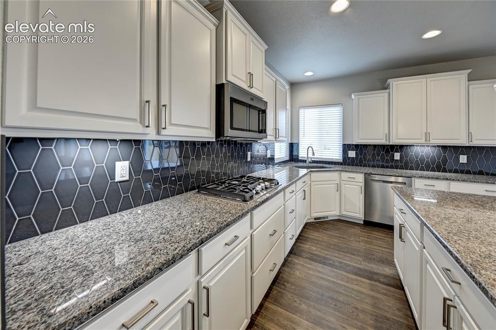 Image 16 of 46: Kitchen