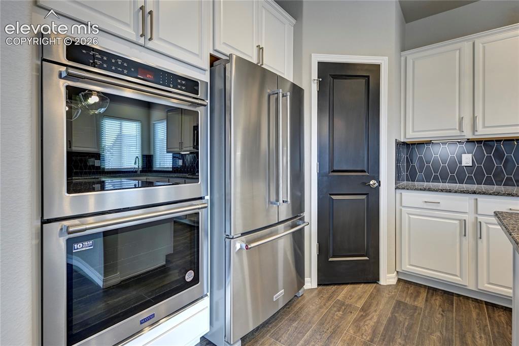 Image 17 of 46: Kitchen