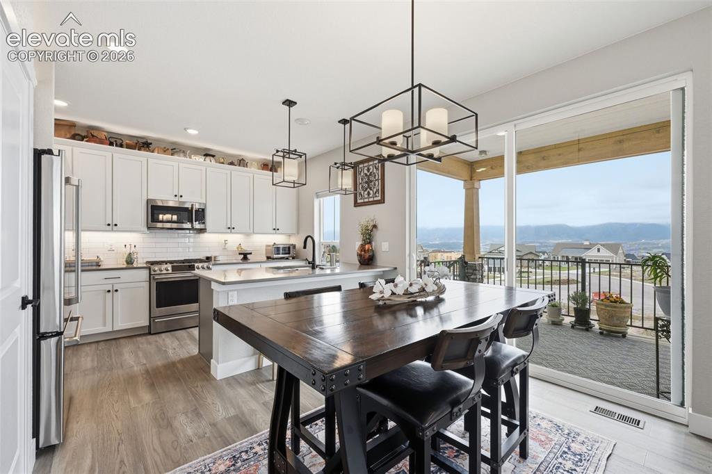 Image 14 of 50: Dining Area