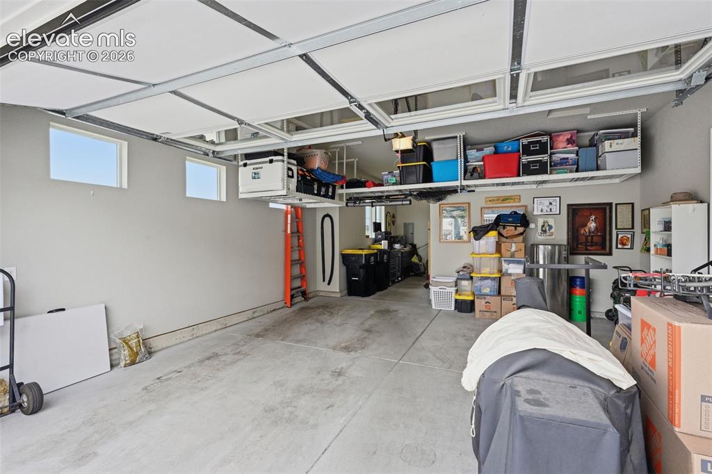Image 36 of 48: Garage