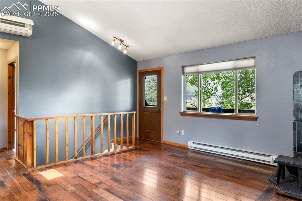 Image 10 of 30: Solid Hickory Floors