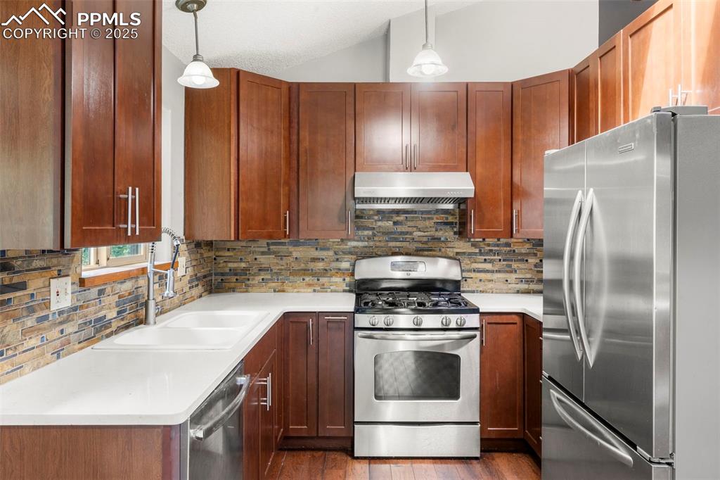 Image 14 of 30: Quartz Countertops in the Kitchen