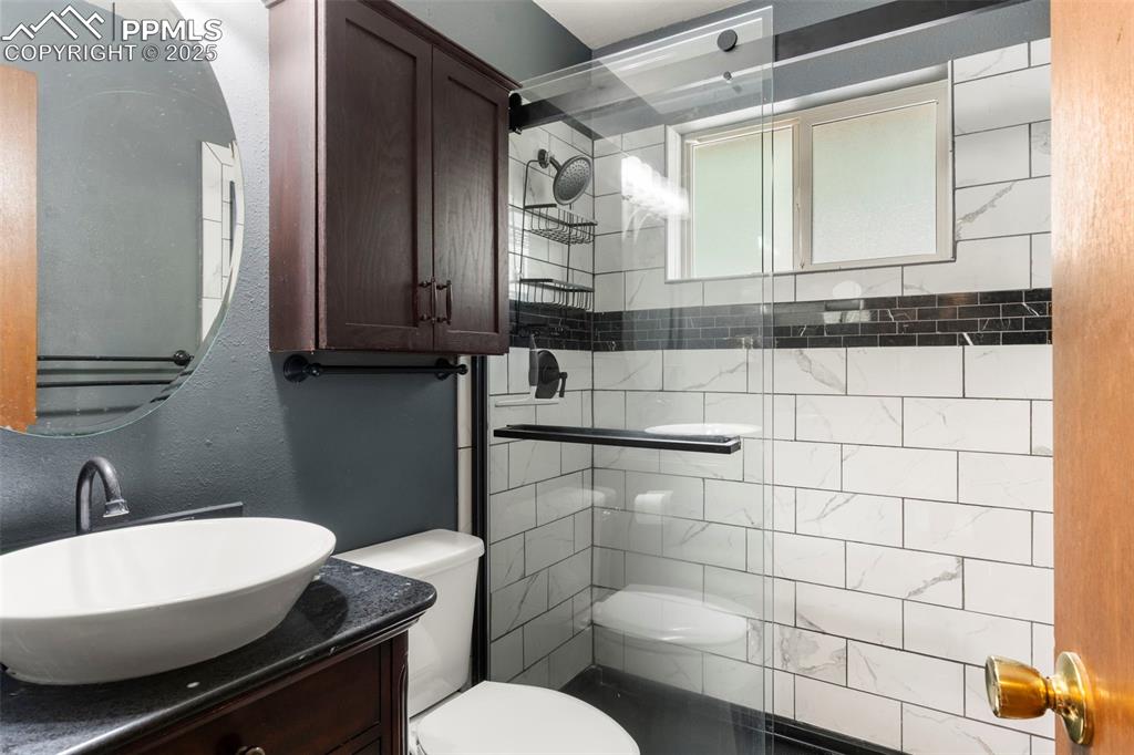 Image 19 of 30: Main Level Bathroom