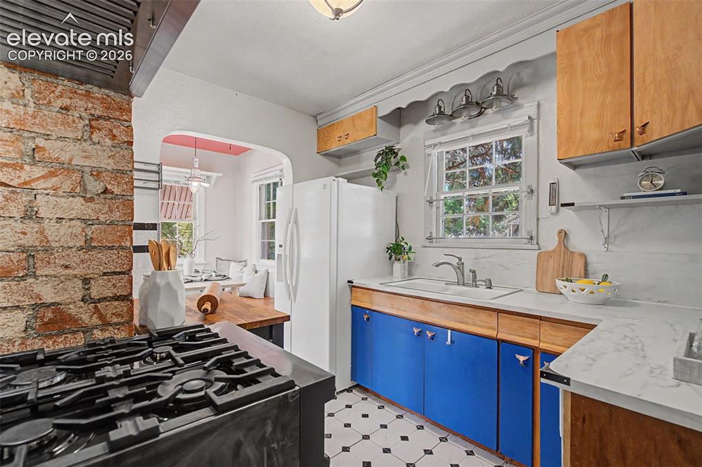 Image 12 of 37: Kitchen