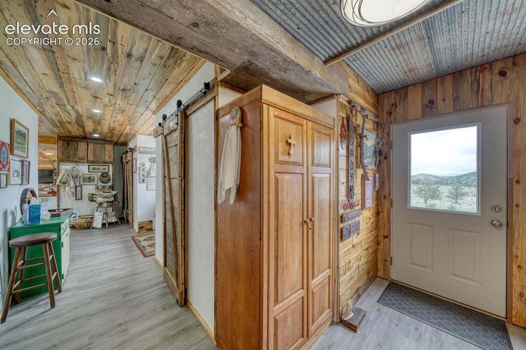 Image 38 of 50: Garage