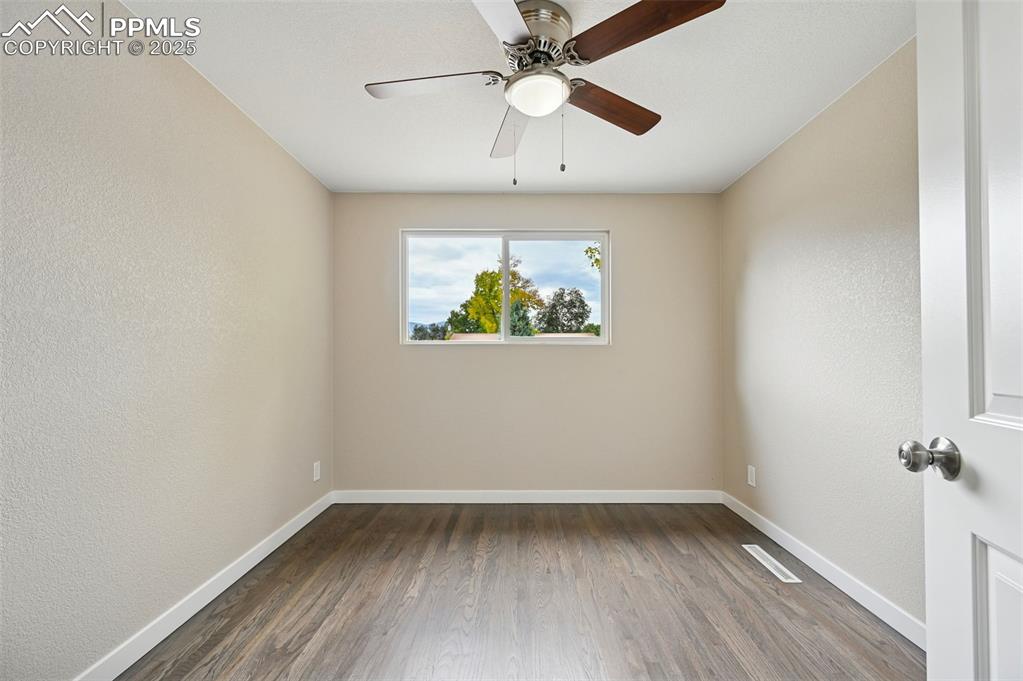 Image 17 of 36: Upper bedroom 2