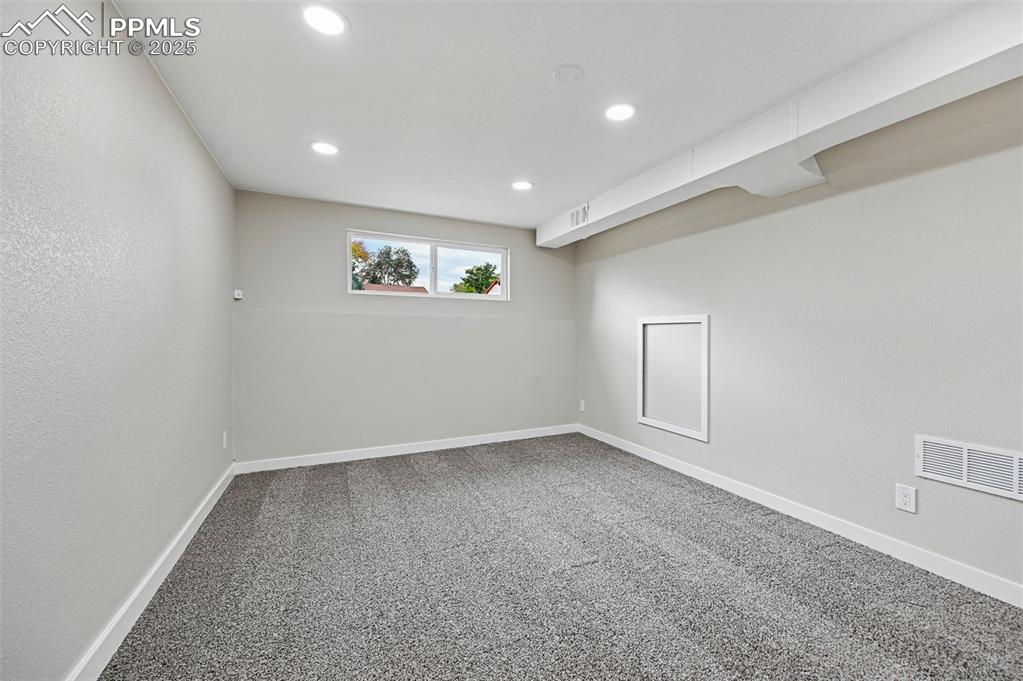 Image 26 of 36: Family Room