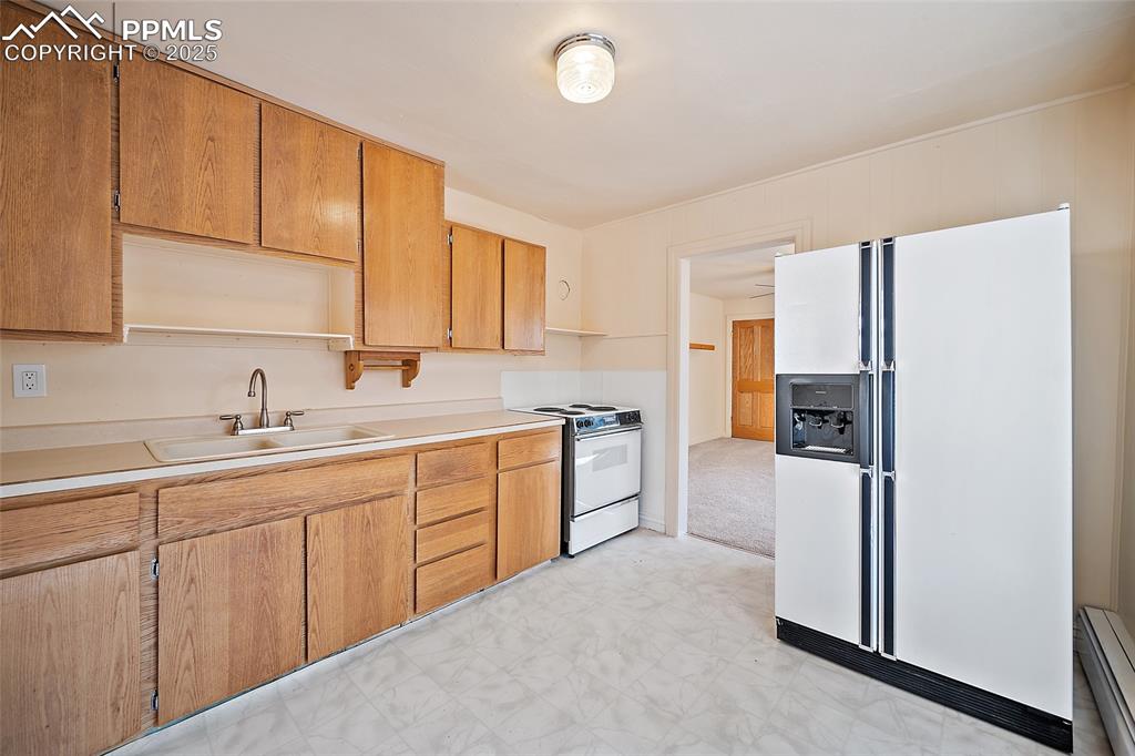 Image 10 of 42: Kitchen