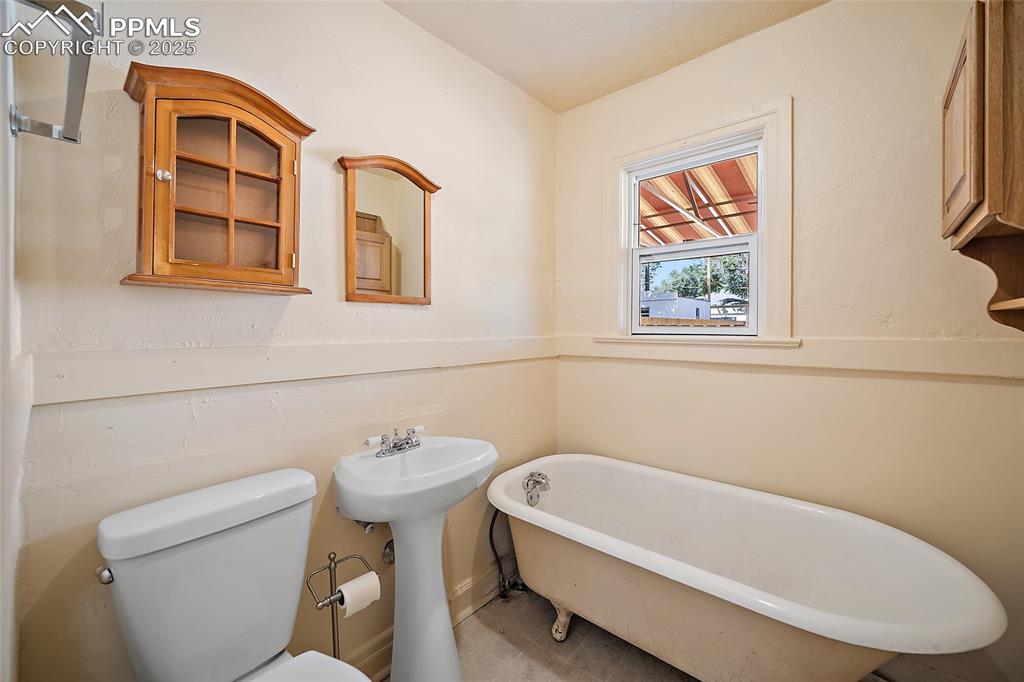 Image 17 of 42: Bathroom