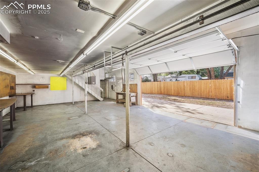 Image 25 of 42: Garage