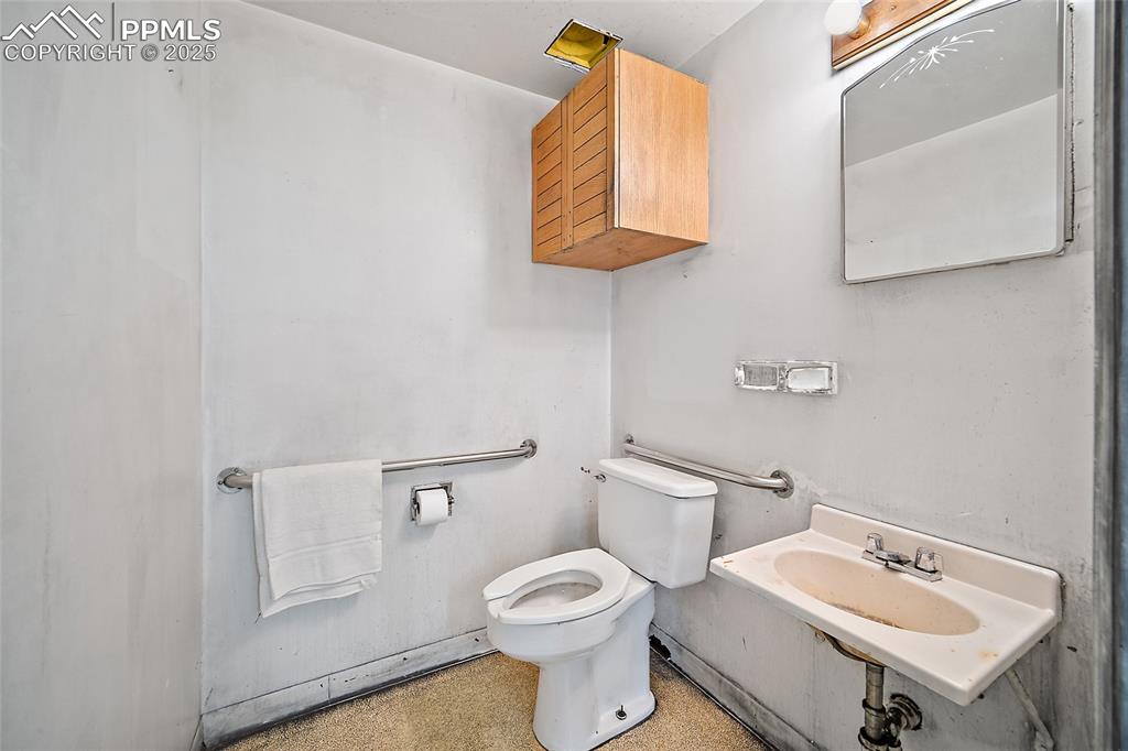 Image 27 of 42: Bathroom