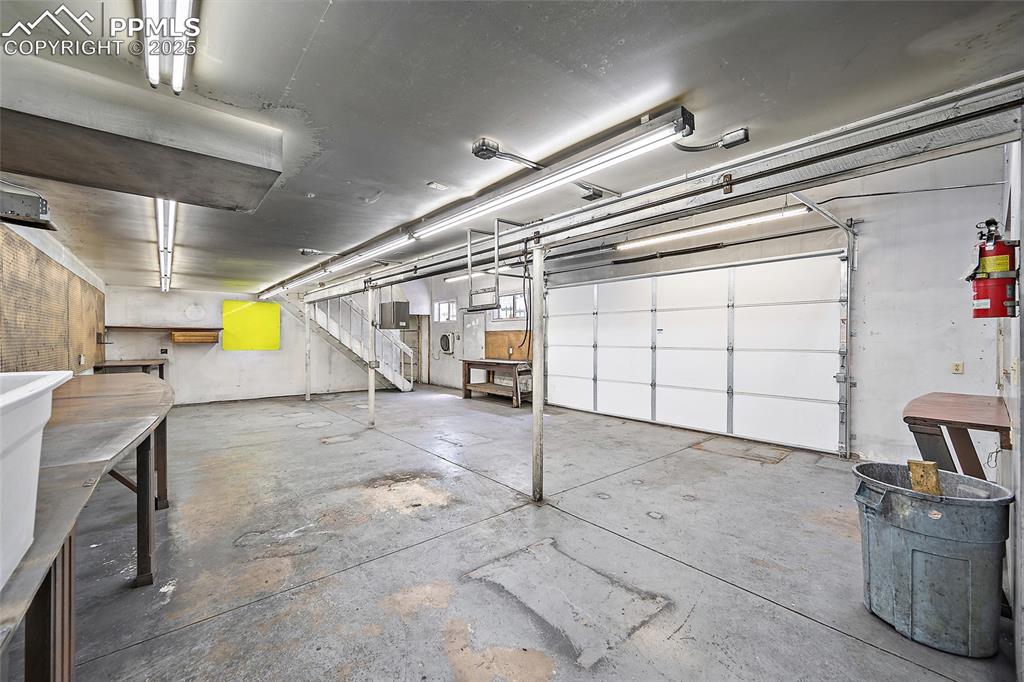 Image 28 of 42: Garage