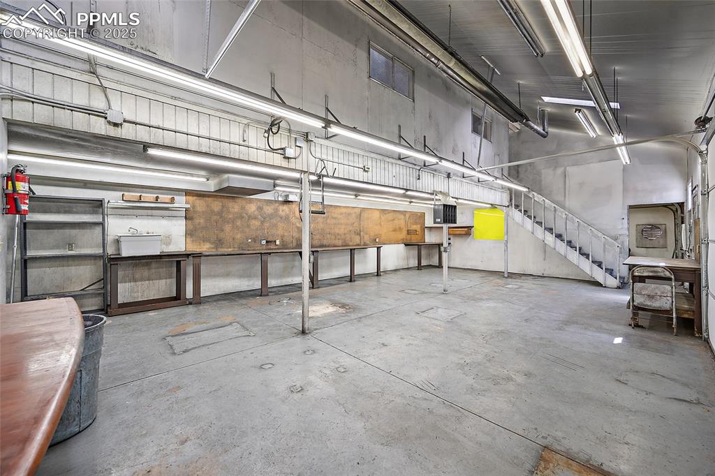 Image 29 of 42: Garage